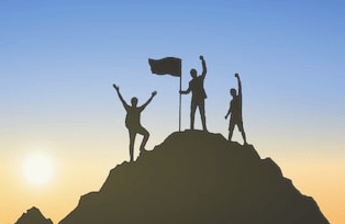 Три человека с флагом на горе, символизирующие 3 самые распространённые мировые методики обучения английского языку, которые используют в toki